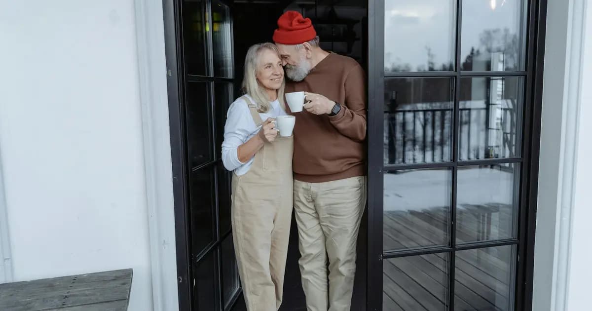 Couple senior dans son jardin, illustration de la sécurité résidentielle des propriétaires à la retraite