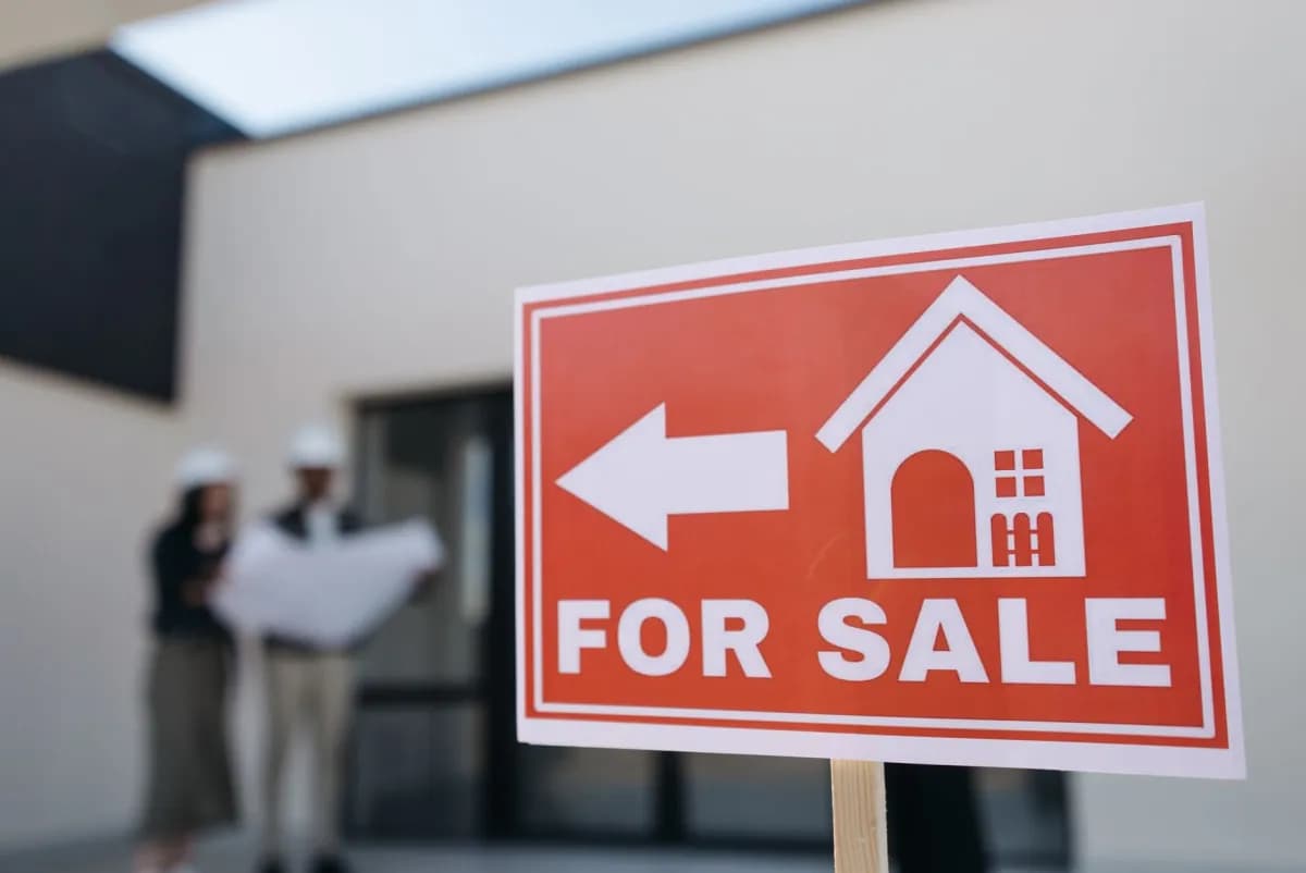 Maison avec panneau à vendre — comparer les solutions pour acheter avant d'avoir vendu
